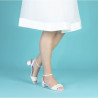 Sandalias de Noiva com Saltos Baixos e Tira de Perólas.