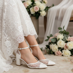 Sapato de noiva em cetim marfim com pérolas e tule, salto bloco 6 cm