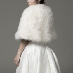 Capa para Noivas, de cor Marfim feita de Penas Naturais de Marabu