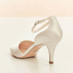 Sapatos de Noiva Saltos Baixos e Finos. Elegancia e Conforto